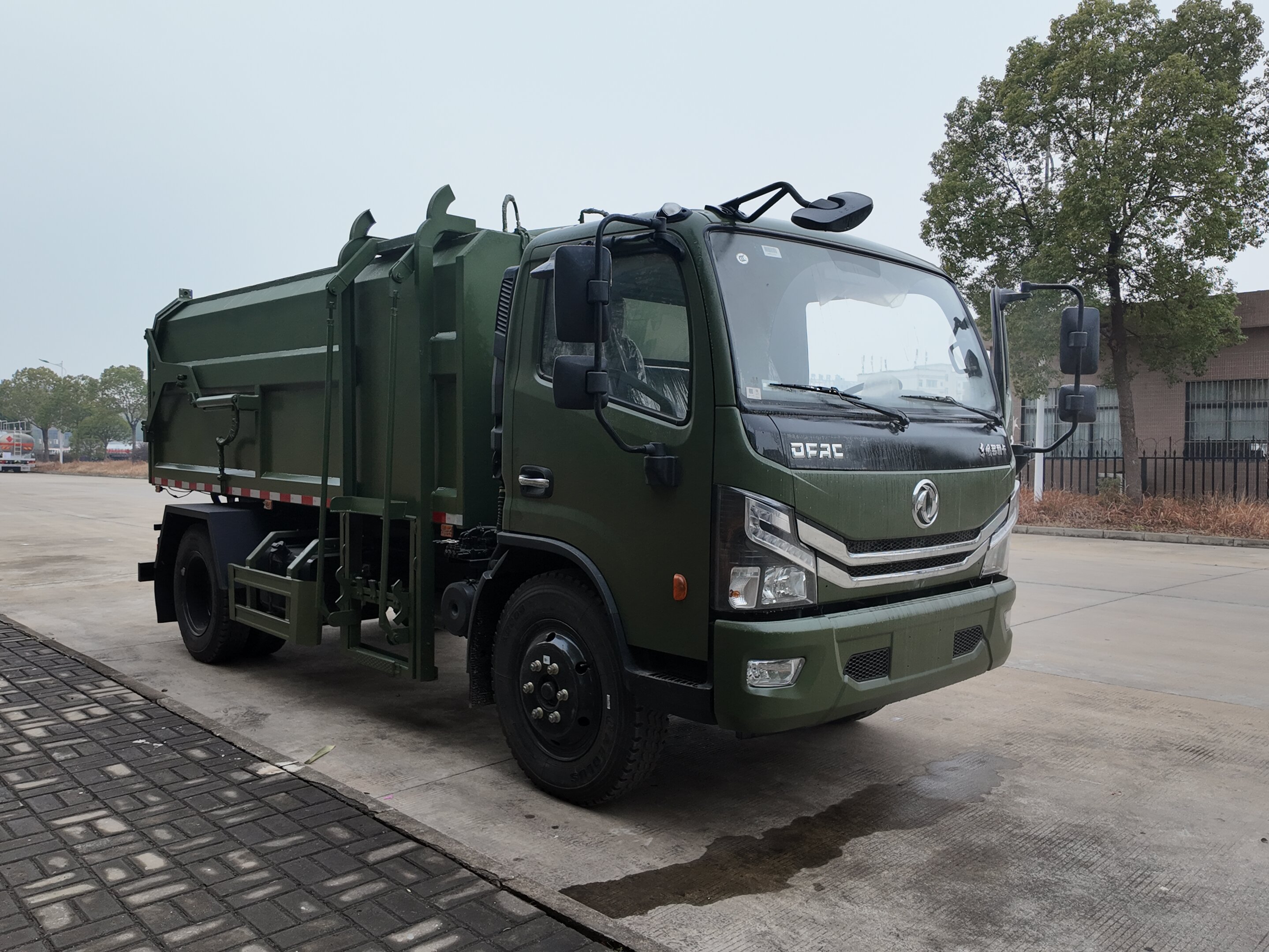 东风多利卡D7自装卸式垃圾车（侧装压缩）操作视频