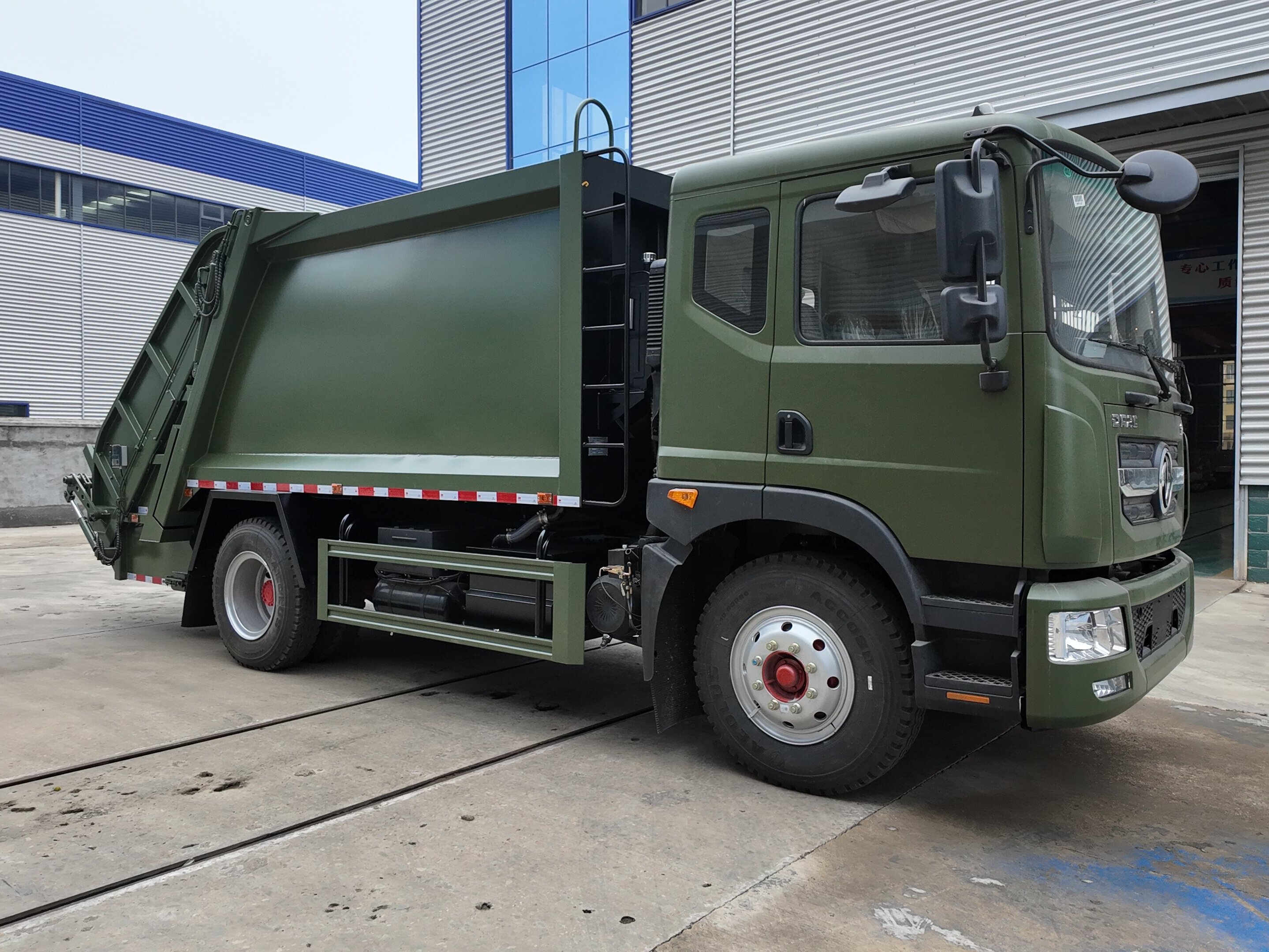 东风多利卡D9-16吨压缩垃圾车操作视频