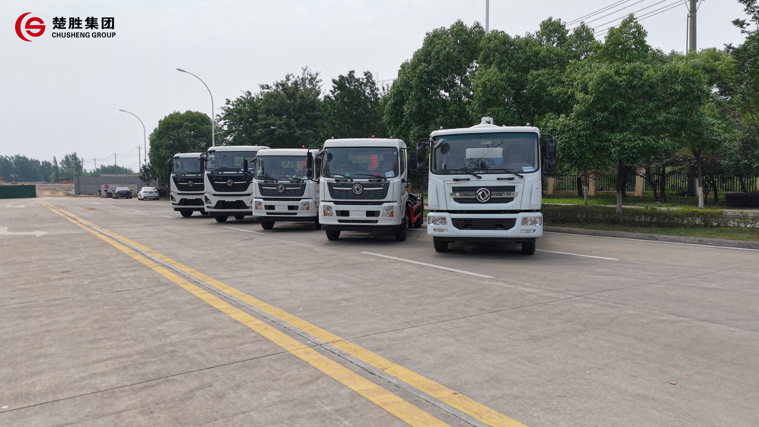 楚胜环卫车发车：成套环卫装备批量交付，钩臂垃圾车搭配吸污车适配城乡全域固废运维
