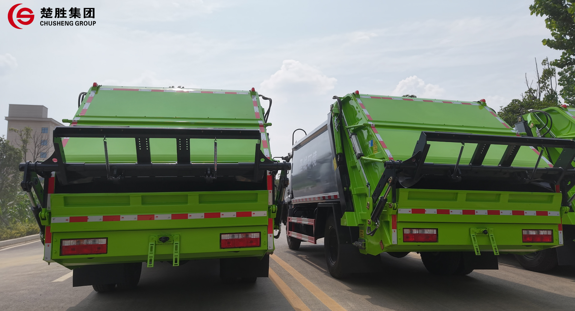 楚胜牌压缩垃圾车发车2.jpg